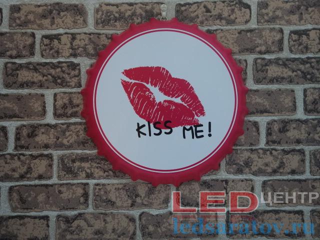 Табличка - крышка Ø35см Kiss Me белый с красным